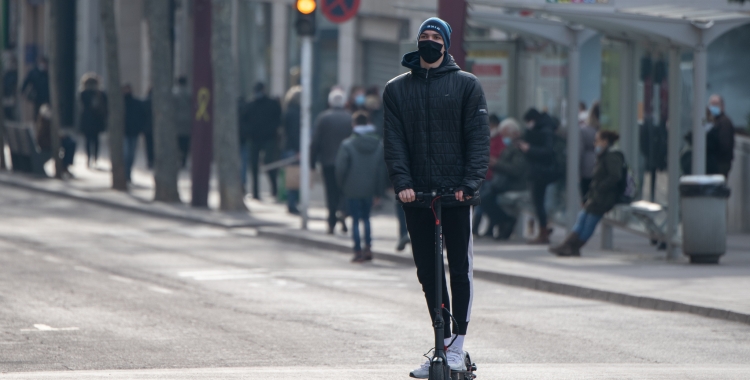 De Arriba apunta que les autoescoles podrien encarregar-se de la formació dels conductors de patinets | Roger Benet