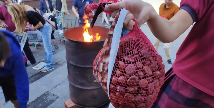 Un dels 44 punts de torrat i venda de castanyes a tota la ciutat | Pau Duran