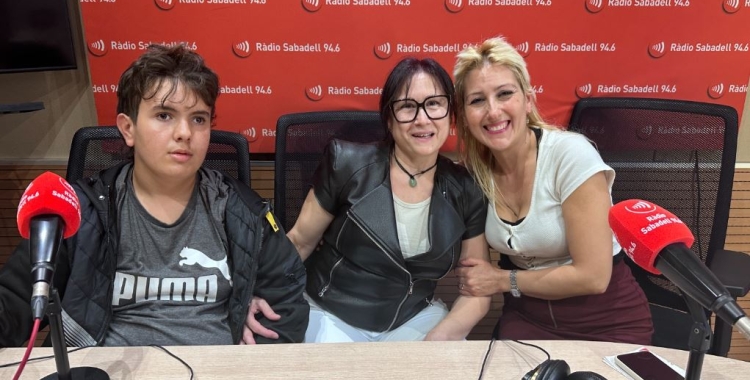 Laura Sánchez, presidenta Viu-la, en Rafa, un dels usuaris i la Moònica, mare dun nen amb autisme