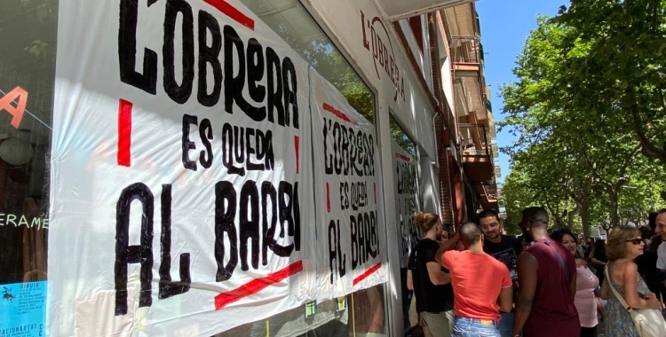 Una pancarta a l'exterior de l'Obrera, durant un acte de protesta pel desallotjament/ Helena Molist