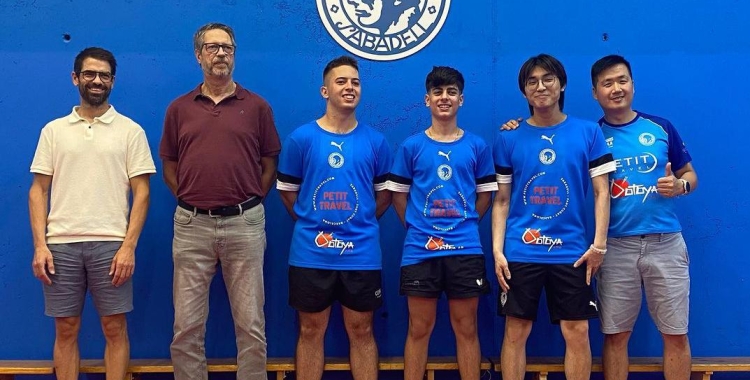 Els jugadors del CNS Tennis Taula davant els Amics de Terassa | @tennistaulacnsabadell