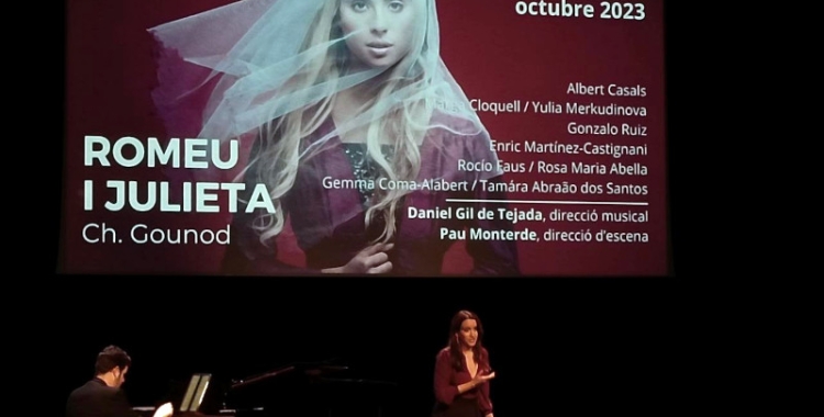 Actuació durant la presentació de la temporada al Principal/ Karen Madrid