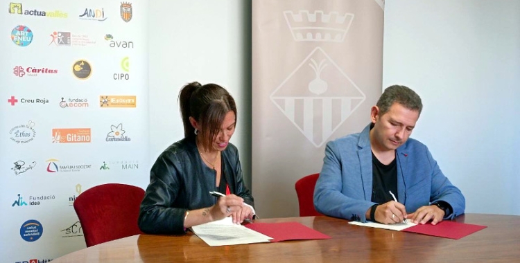 Farrés i Rodríguez, durant la signatura del pacte/ Karen Madrid