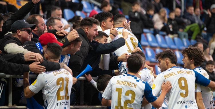 Herrero ha celebrat el gol amb el centenar d'aficionats arlequinats desplaçats | Roger Benet
