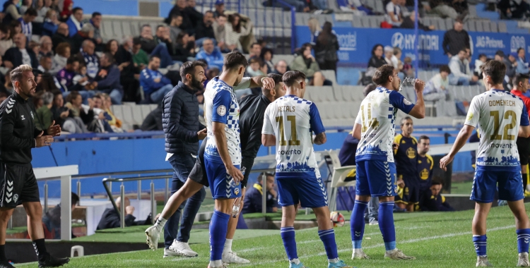 Bofill, donant instruccions en el darrer partit a casa | CES