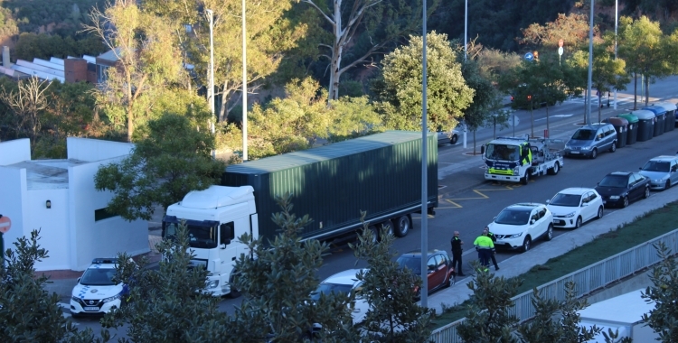 La Policia Municipal registra un camió avariat a la Gran Via | Ràdio Sabadell