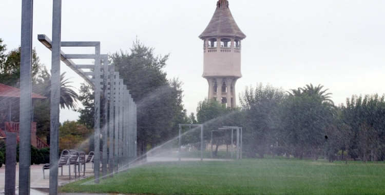 Sabadell aprofita l'aigua regenerada pel reg de parcs i jardins | Arxiu