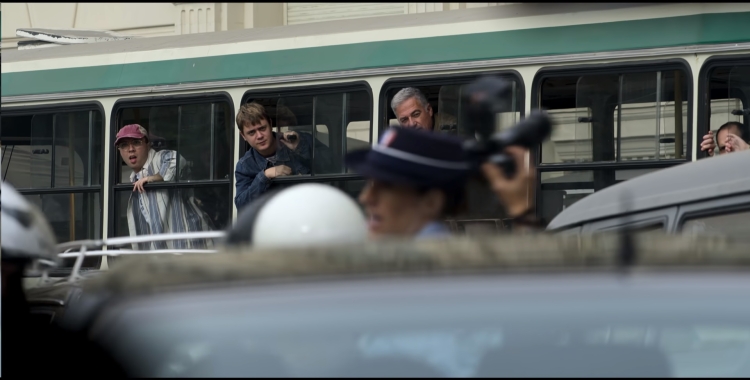 L'autobús de The Crown en un frame del capítol tres 