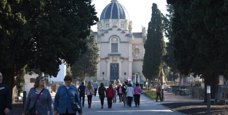 Desenes de persones al passeig central del cementiri el dia de Tots Sants | Roger Benet