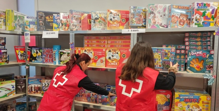 Dues voluntàries de Creu Roja a la botiga habilitada a Fira Sabadell | Arxiu