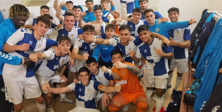 Fotografia d'equip al vestuari després de la victòria a Palamós (0-4) | @cesabadell