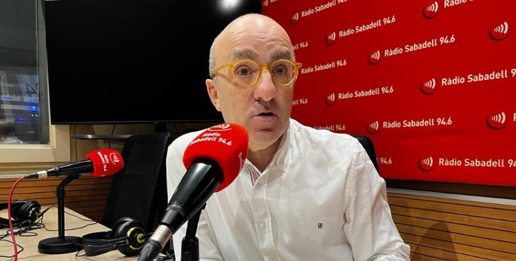 Josep Escartín, als estudis de Ràdio Sabadell