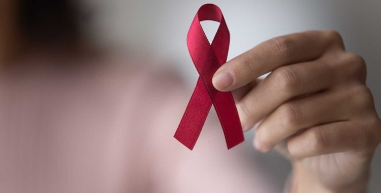 Una dona amb el llaç, símbol de la lluita contra el VIH