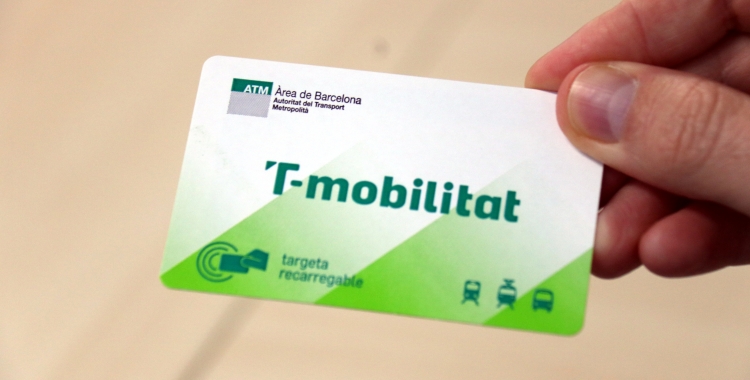 Avui comencen a expedir-se les targetes de cartró de la T-Mobilitat | ACN