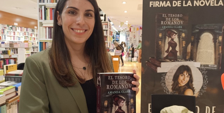 Amanda Clark, presentant 'El tesoro de los Romanov' a La Llar del Llibre/ Karen Madrid