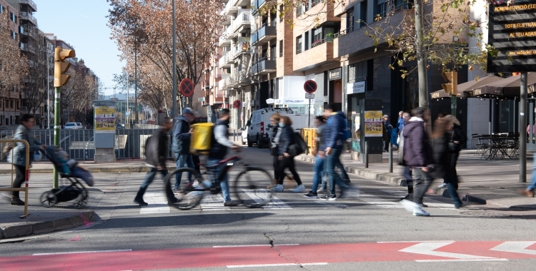 Vianants creuant la Gran Via | Roger Benet