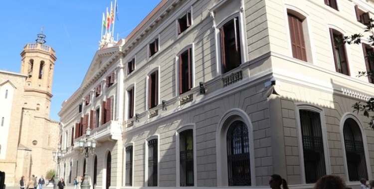 Exterior de l'Ajuntament de Sabadell/ Cedida