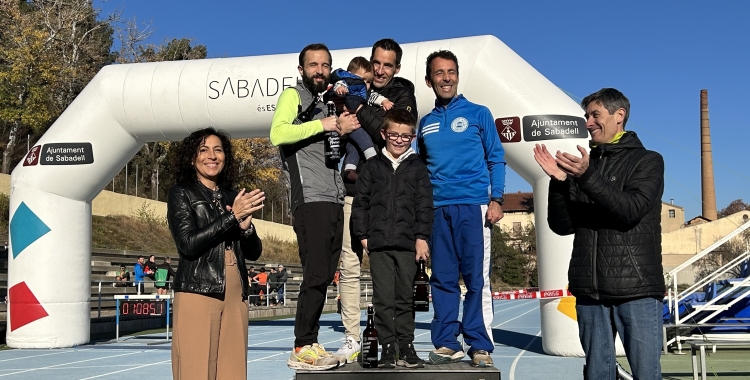 La regidora d'Esports, Montse González, i el president de la JAS, Jordi Molins, han fet l'entrega de premis | Pau Vituri