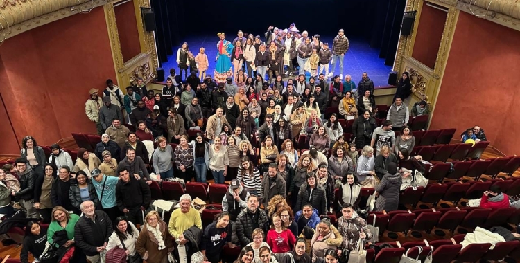 Foto de família durant l'acte institucional del Dia Internacional de les Persones Migrades | Ajuntament de Sabadell