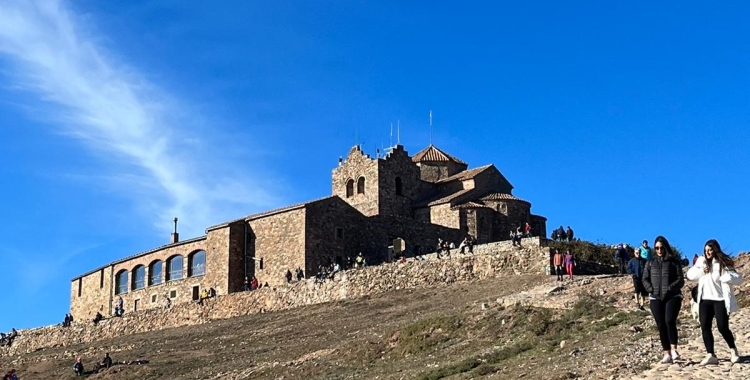 Persones caminant cap al monestir al cim de La Mola | Roger Benet