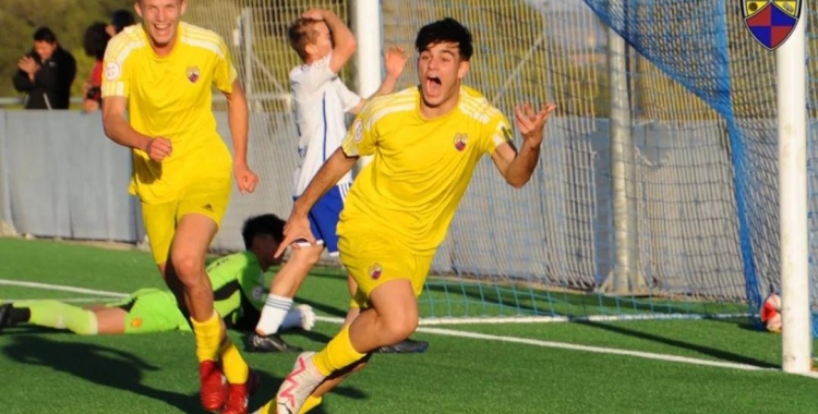 Miguel Expósito, celebrant el gol del Mercantil contra el Real Zaragoza | CE Mercantil