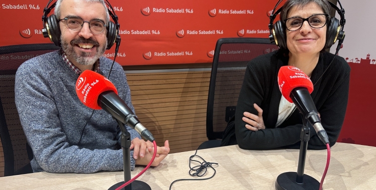 Auxi Gil i un voluntari, a Ràdio Sabadell