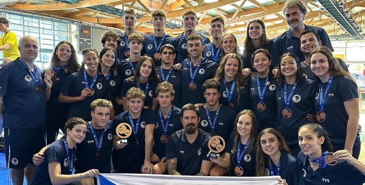 Els nedadors del Club, amb les medalles de bronze | @cnsnatacio