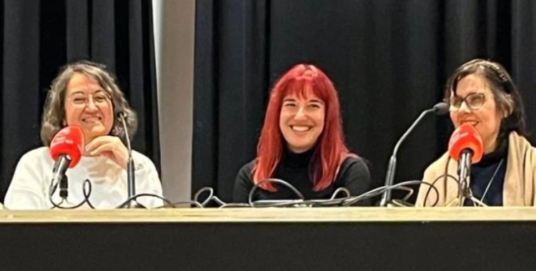 Carme Falguera (esquerra) i Edu Beltran (dreta), durant la presentació dels seus llibres de relats