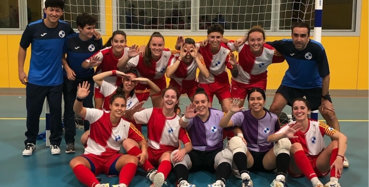 La plantilla del FS Sabadell Femení, celebrant una victòria a domicili aquesta temporada | @fssabadellfem