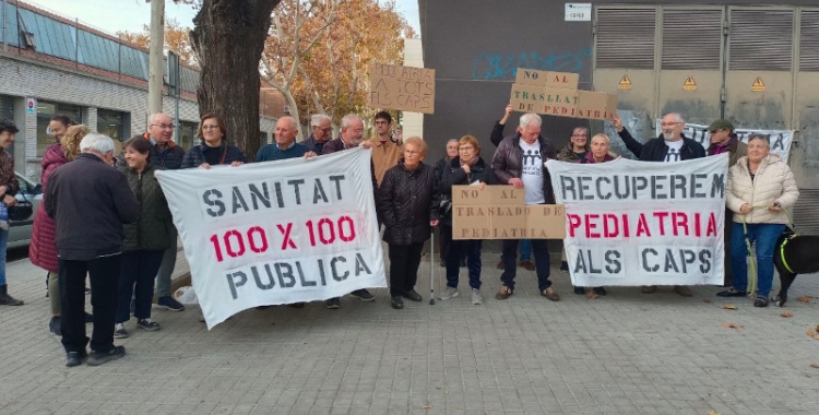 Concentració davant del CAP Gràcia, aquesta tarda/ Karen Madrid