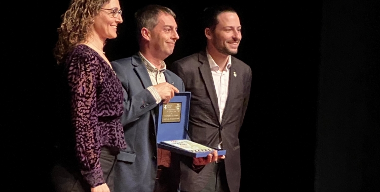 El regidor de Cultura, Carles de la Rosa, amb la seva homòloga i l'alcalde de Lloret en el traspàs del títol | Ajuntament