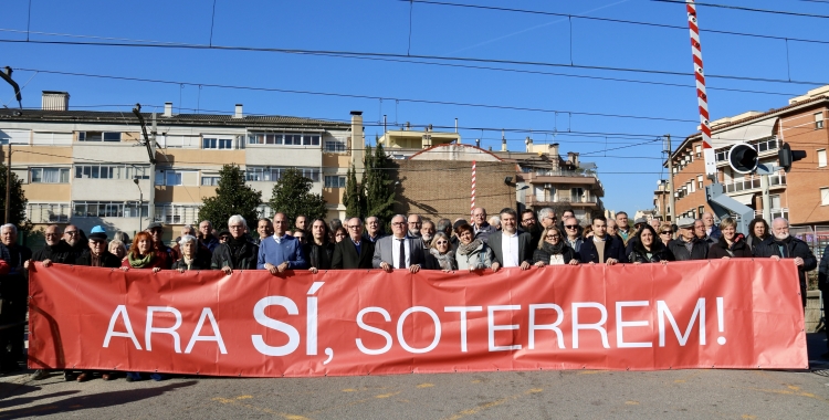 Polítics, entitats i associacions celebren l'inici de les obres darrere la pancarta | Albert Segura