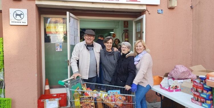 80 veins de CanPuiggener reben lots d’aliments gràcies a Dana Solidaria