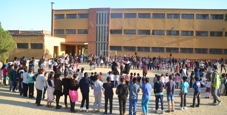 Els alumnes de l'Escola Joan Maragall en activitat al pati | Arxiu