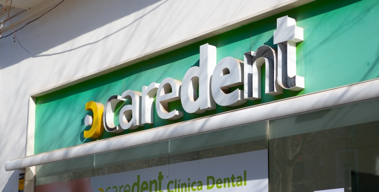 Façana de la clínica Caredent, al Passeig | Roger Benet