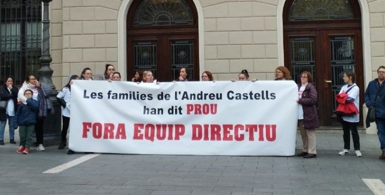Les famílies de l'Escola Andreu Castells es manifesten durant el ple | Cedida