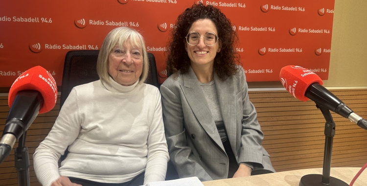 Núria Virgili (responsable de Captació de fons de CIPO) i Teresa Valldeperas (voluntària de CIPO i una de les impulsores del projecte de litografies el 2002 