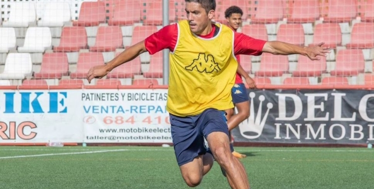 Carles Salvador entrenant-se amb el seu anterior equip | Atlético Saguntino