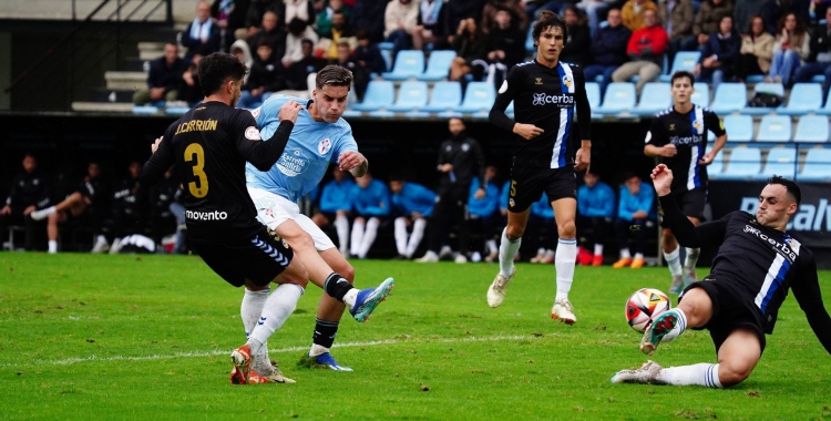 Toni Herrero bloca un xut de Dani González en el partit de la primera volta | RC Celta