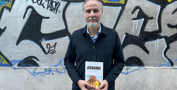 David Serrano amb el llibre | ACN