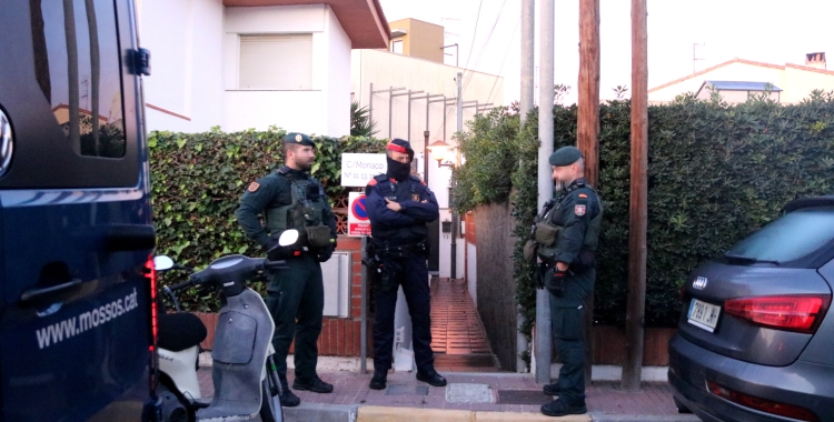 Agents dels Mossos i la Guàrdia Civil en un dels punts on s'han fet entrades | Gemma Sànchez (ACN)