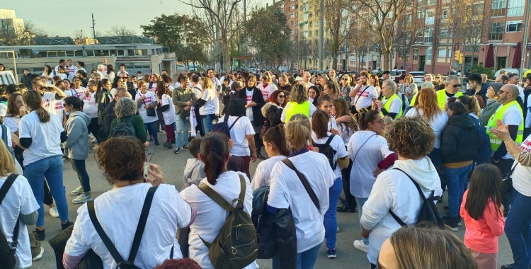 Les famílies concentrades davant de l'Andreu Castells | Karen Madrid