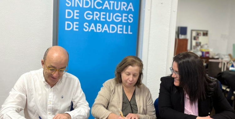 Josep Escartín, amb la presidenta de l'AV de la Creu de Barberà, Anna López, i amb la tinenta d'alcaldessa Mar Molina | Cedida