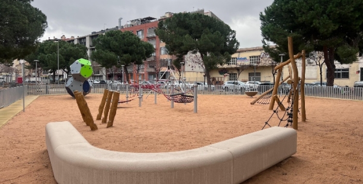 La nova zona de jocs infantils a la plaça del Treball | Ajuntament