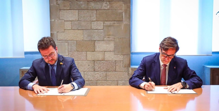 El president de la Generalitat, Pere Aragonès, i el primer secretari del PSC, Salvador Illa, signen l'acord al Palau de la Generalitat | Cedida
