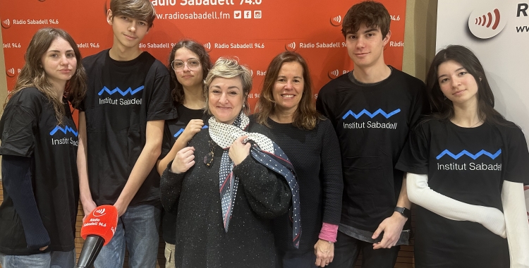 Ariadna Bartolomé, Aina Costa, Isaac Prunera, Lluís Herrero i Mariia Plakhotna (alumnes) i les professores Anna Piqué (coordinadora Ib) i Pilar Martín (professora Tdc i Cas).