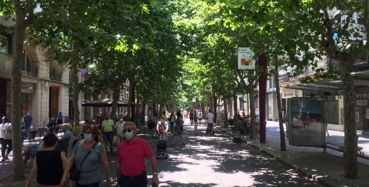 Gent passejant per la Rambla | Roger Benet