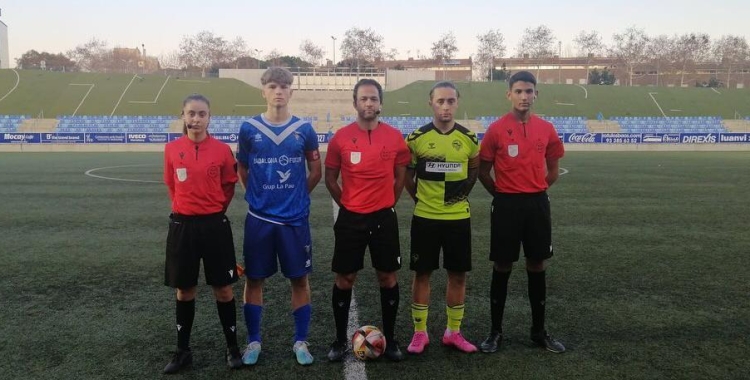 Fotografia de capitans amb la tripleta arbitral al Badalona - Juvenil 'A' | futbaseces