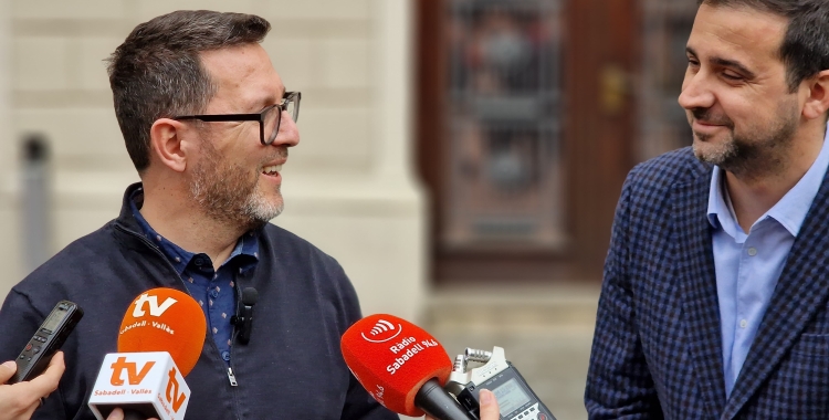Paco Aranda i Pol Gibert, davant l'Ajuntament de Sabadell | PSC