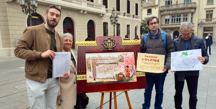 Integrants de l'Associació Cultural Can Feu, amb el diploma de reconeixement a Josep Olzina | Karen Madrid